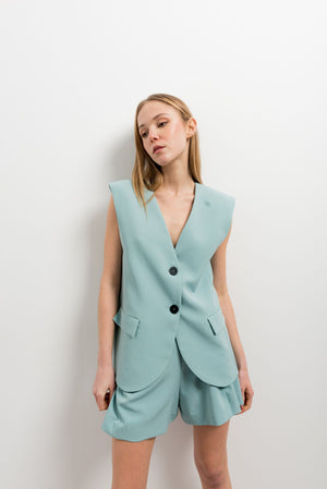 Bermuda shorts with darts