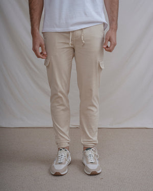 PANTALÓN CHINO CARGO CON GOMA BEIGE