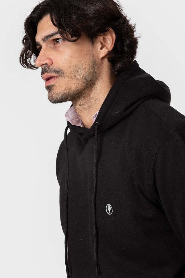 SUDADERA CANGURO CON CAPUCHA NEGRA
