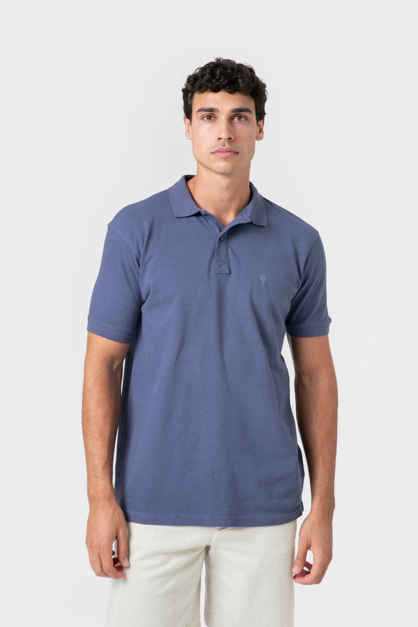 POLO BÁSICO REGULAR FIT CELESTE