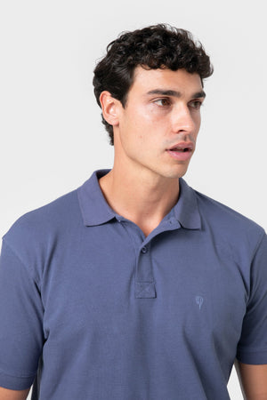 POLO BÁSICO REGULAR FIT CELESTE