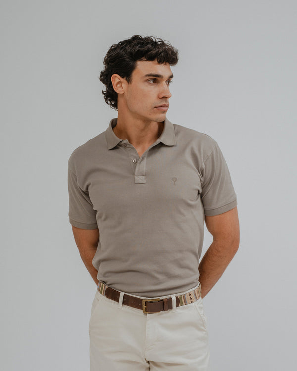 POLO BÁSICO REGULAR FIT MARRÓN