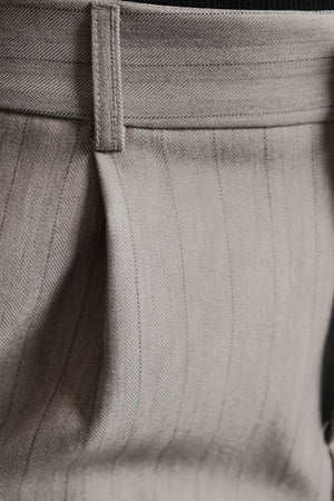 PANTALÓN PINZAS RAYA DIPLOMÁTICA