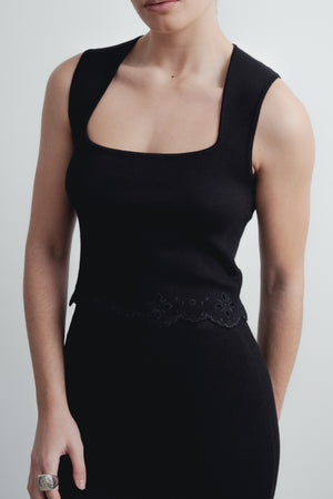 HAUT EN TRICOT BRODÉ