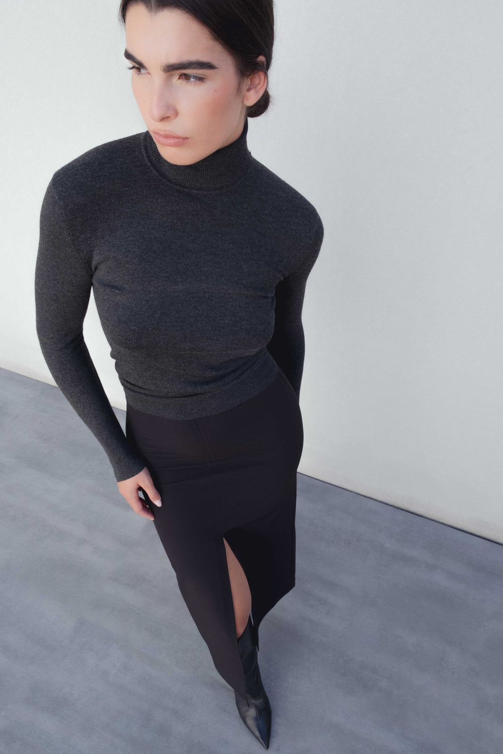 FALDA MIDI CON ABERTURAS