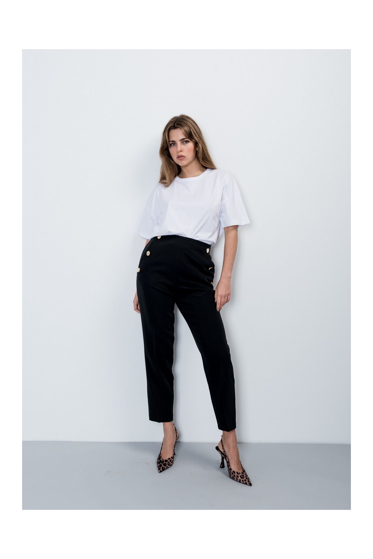 STRAIGHT FIT TROUSERS WITH BUTTONS