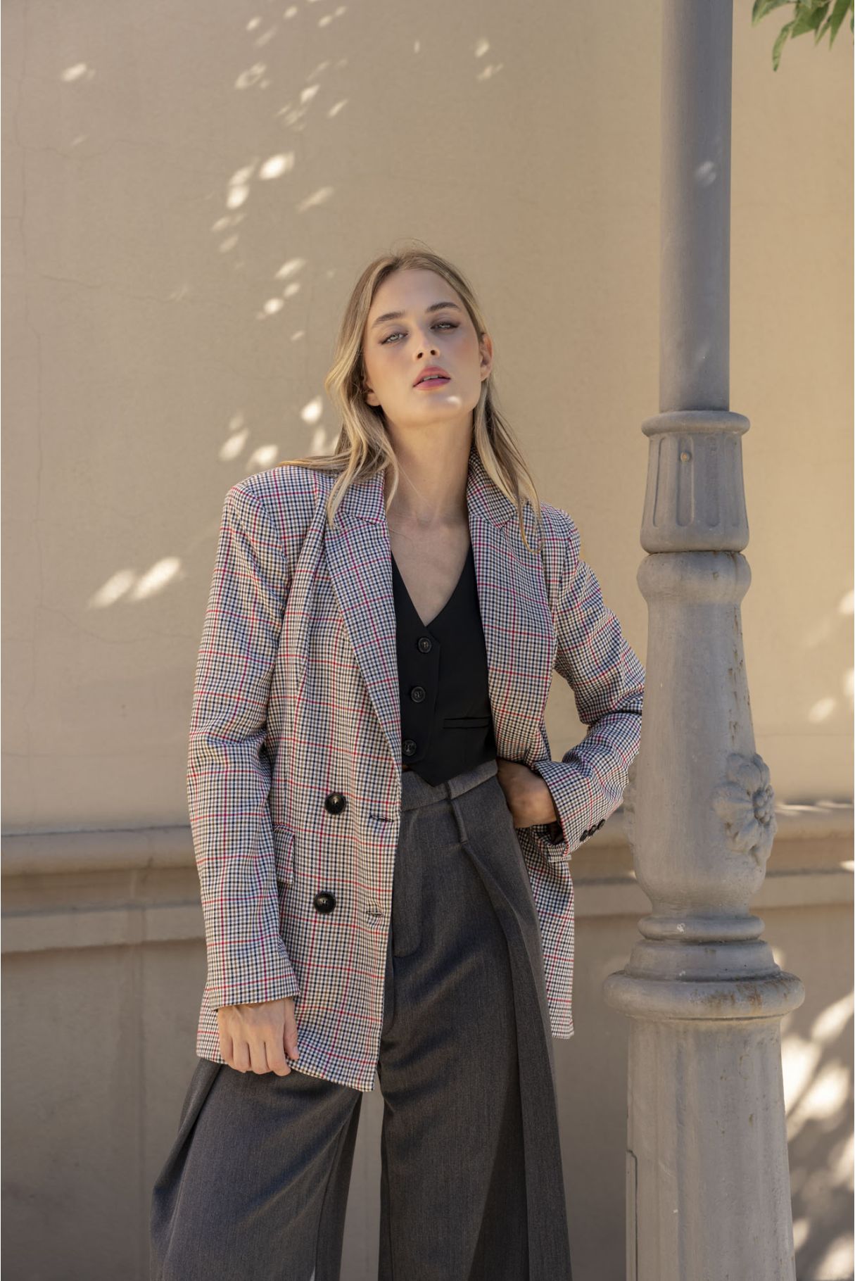 DOUBLE-BREASTED BUTTONED BLAZER