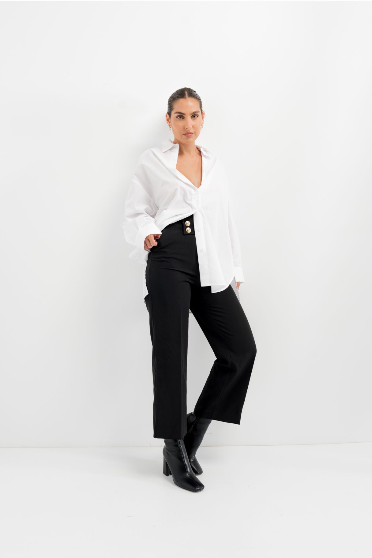 CROPPED TROUSERS WITH GOLDEN BUTTONS