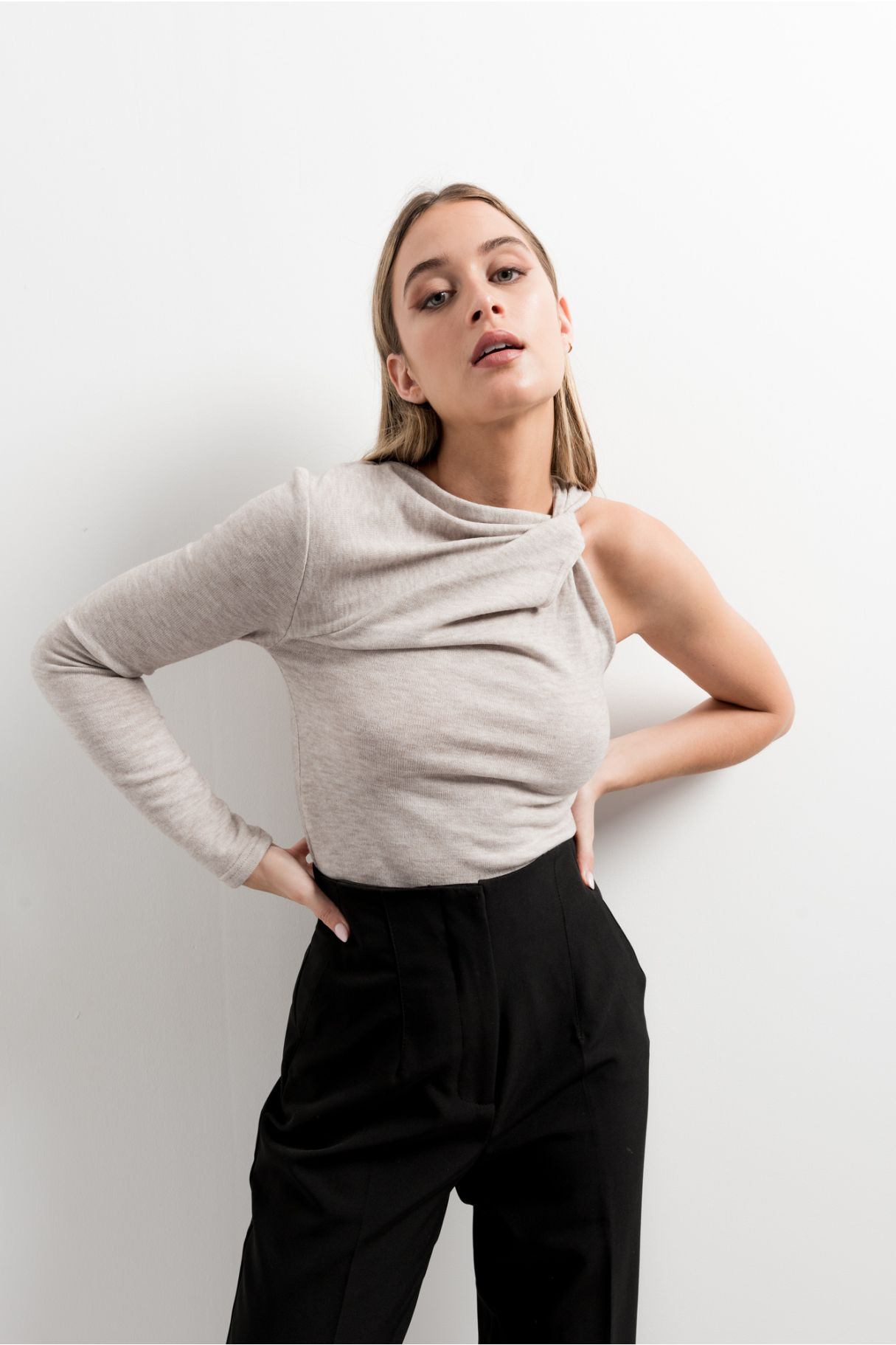 ASYMMETRIC KNOTTED KNIT TOP