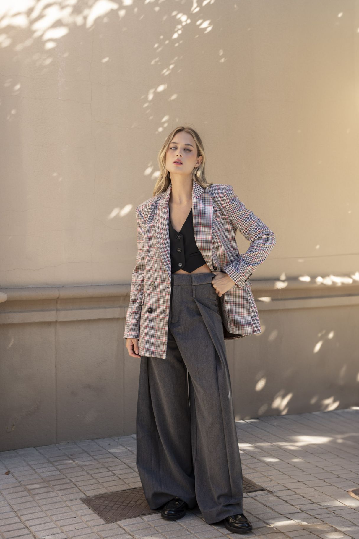 DOUBLE-BREASTED BUTTONED BLAZER